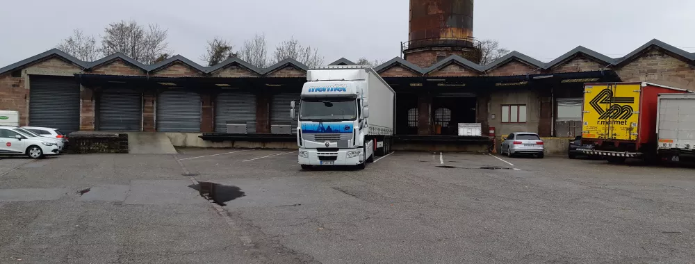 Terrain nu, aire de chargement et de retournement des camions