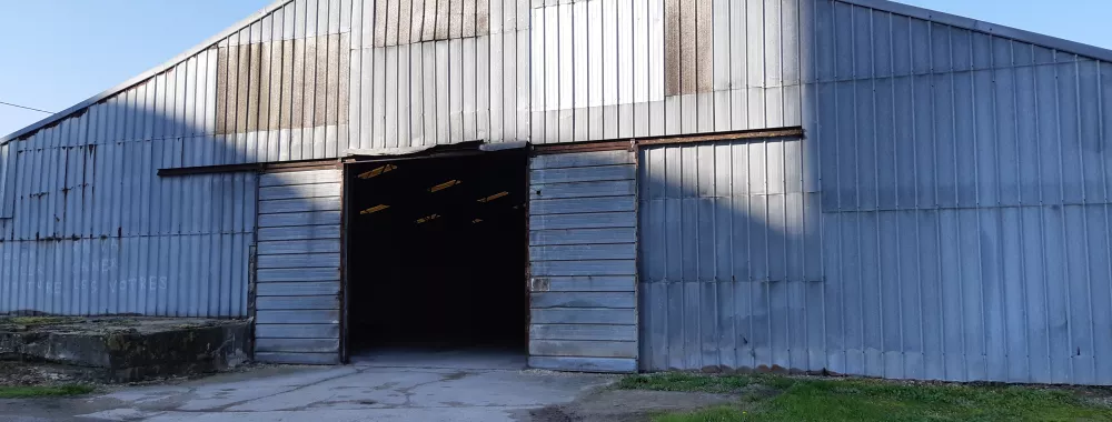 TERRAIN NU AVEC BATIMENT TIERS