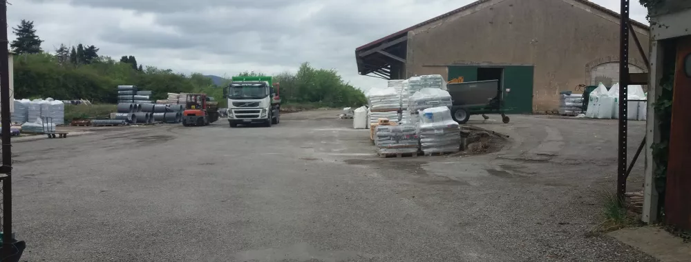 Vue extérieure de l'entrepôt