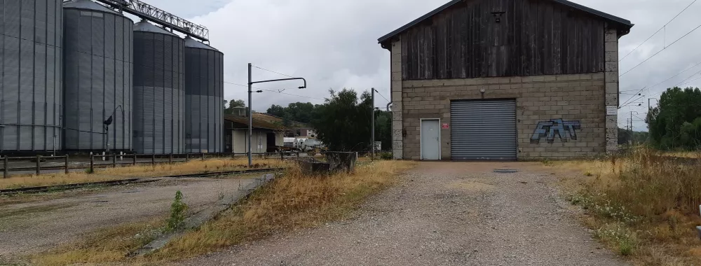 Terrain nu face halle