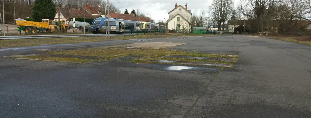 Terrain plat goudronné