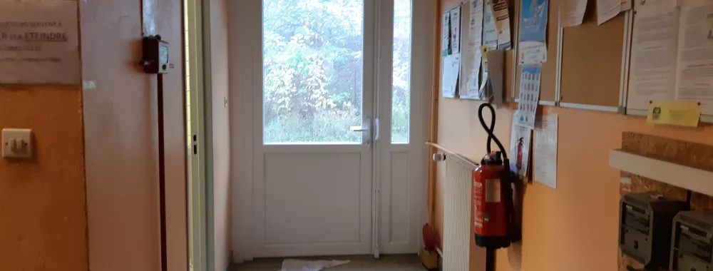 ENTREE A L'ARRIERE DU BATIMENT