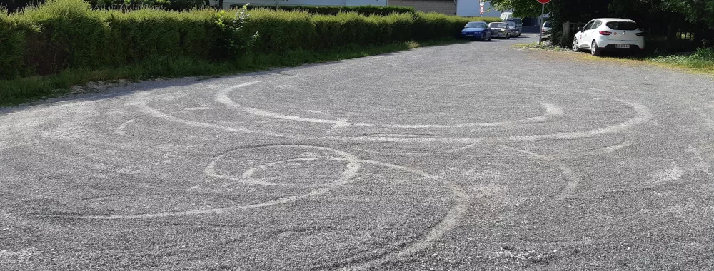 TERRAIN POUR LE RETOURNEMENT MAIS SANS STATIONNEMENT