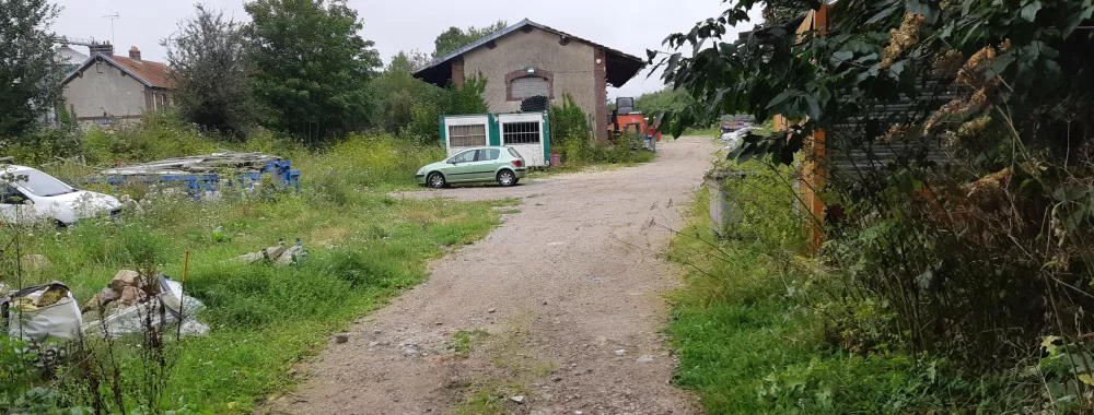 Terrain avec halle pour activité de stockage ou agricole