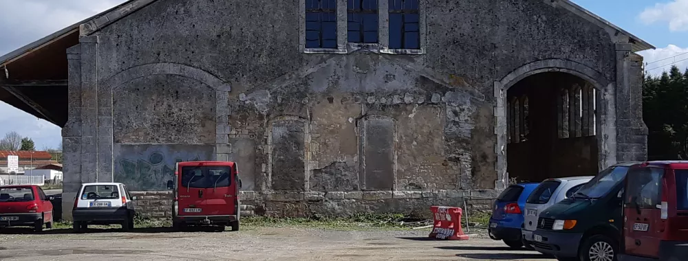 Vue extérieure entrepôt de stockage à louer à Surgères