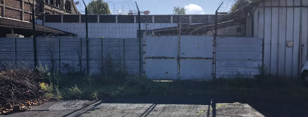 zone à aménager à gauche du bâtiment