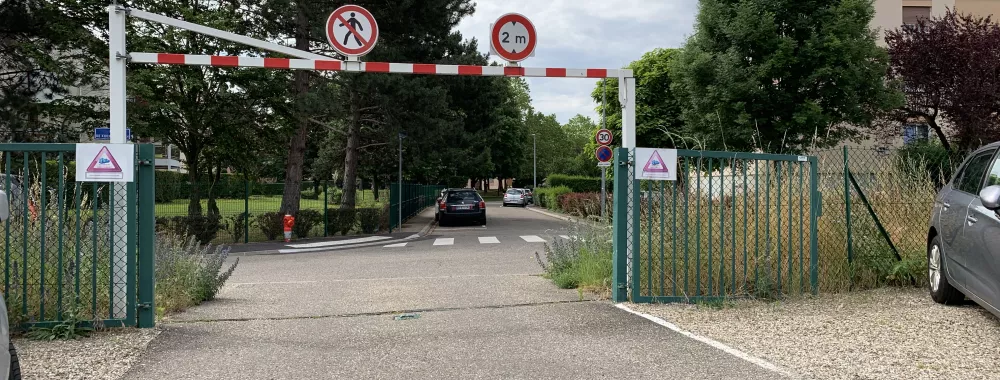 Accès terrain par la rue de Koenigshoffen