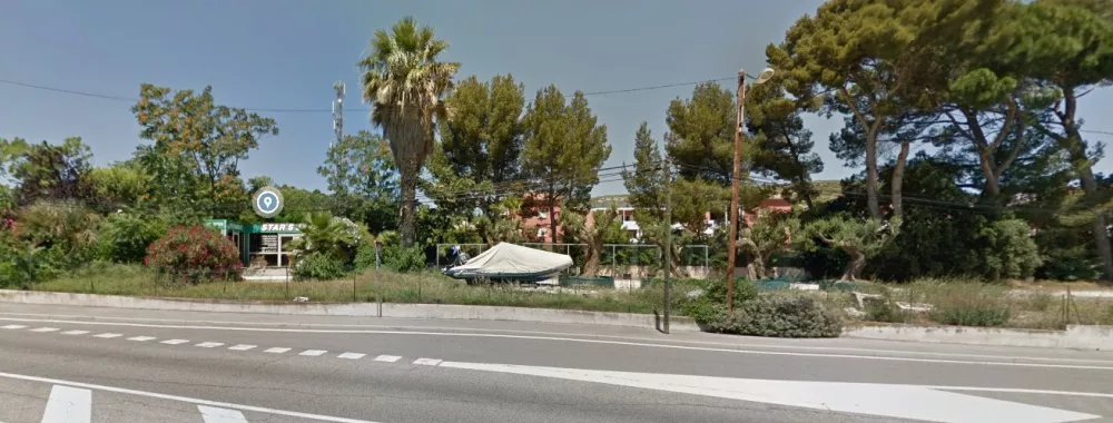 Vue latérale du terrain