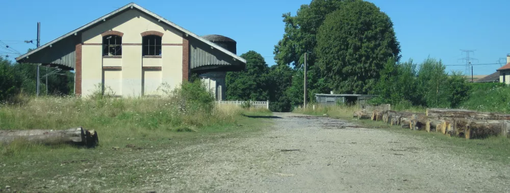 TERRAIN A DROITE NE COMPRENANT PAS LA HALLE