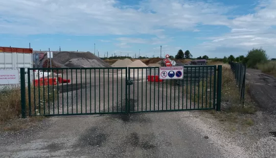 Vue de face du terrain non bâti