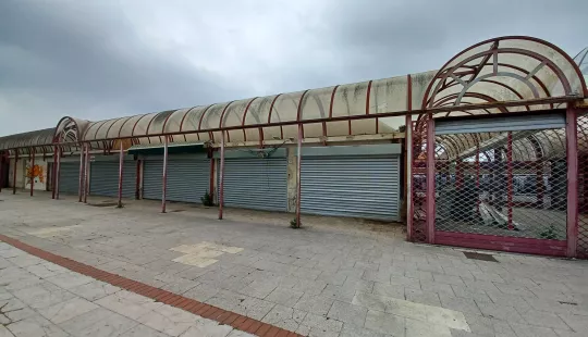 Photo parvis cellules commerciales