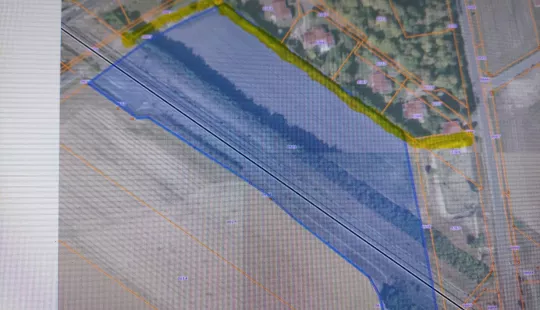 TERRAIN AVEC CHEMIN D'ACCES EN JAUNE OBLIGATOIRE POUR LA SNCF