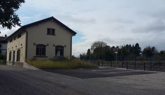 bâtiment et parking