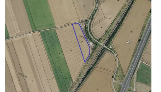 Vue aérienne d'un terrain agricole à louer à Fampoux