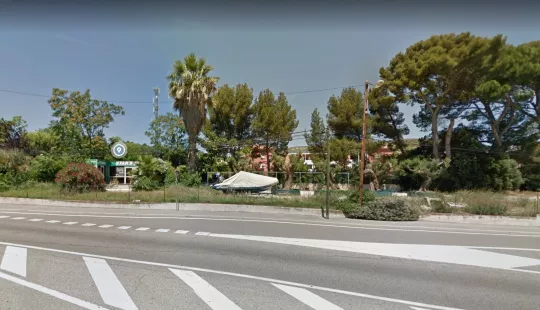 Vue latérale du terrain